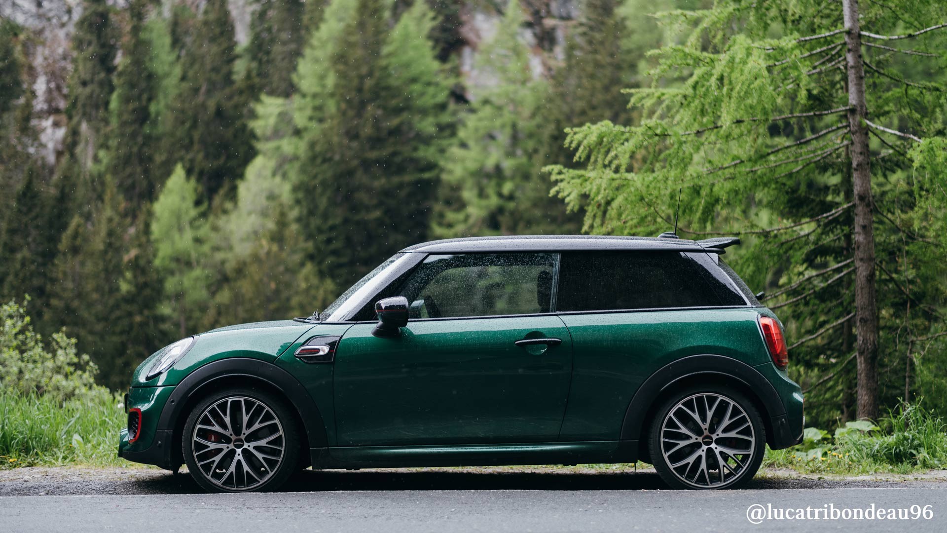 MINI John Cooper Works GP – rot und schwarz – Seitenansicht MINI John Cooper Works GP – rot und schwarz – Seitenansicht